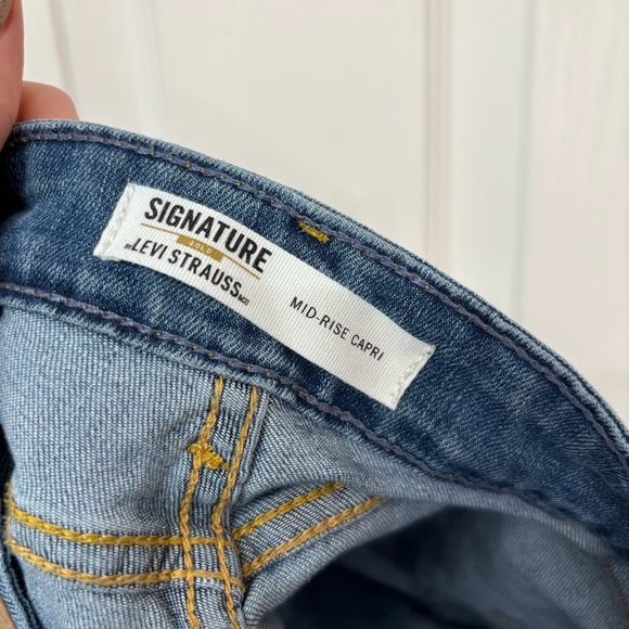 Mid-Rise Capri Jeans | Levi Strauss Signature Gold 10 - Picture 5 of 11
